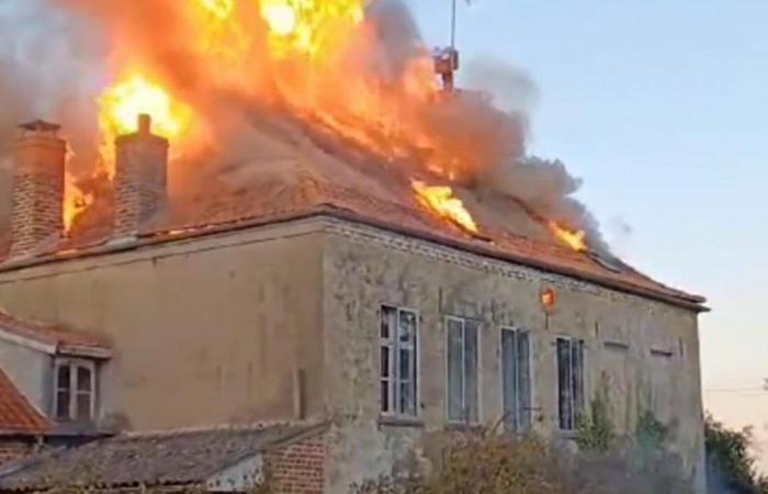 Ruminghem: una casa abbandonata completamente distrutta da un incendio