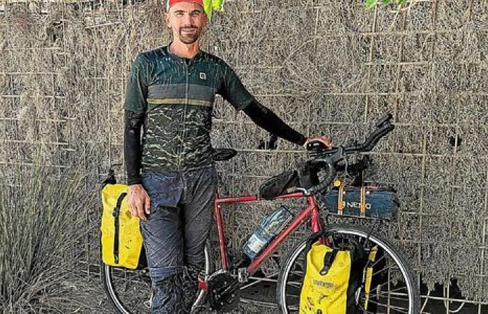 Nato a Morlaix, Fabien Saint-Jalmes ha viaggiato intorno al mondo pedalando per 45.000 km attraversando 42 paesi