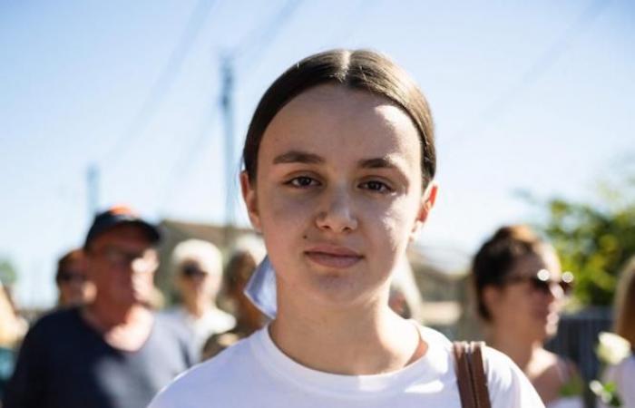 A Mazan, le vittime della violenza marciano in sostegno di Gisèle Pélicot (foto e video)