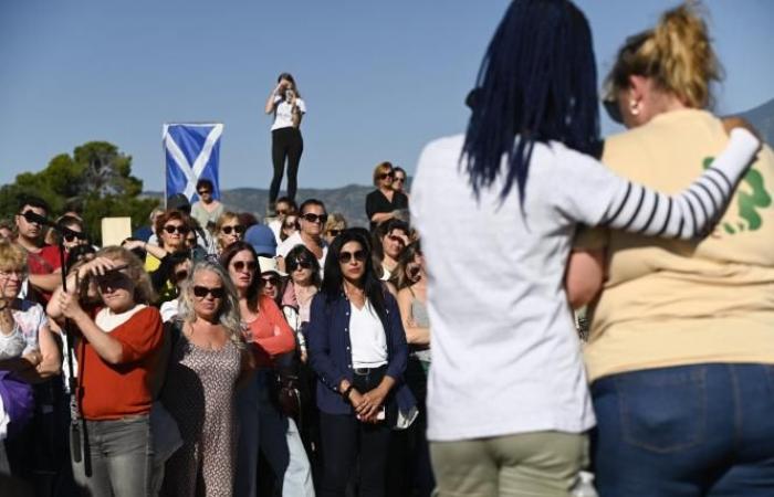 A Mazan, le vittime della violenza marciano in sostegno di Gisèle Pélicot (foto e video)