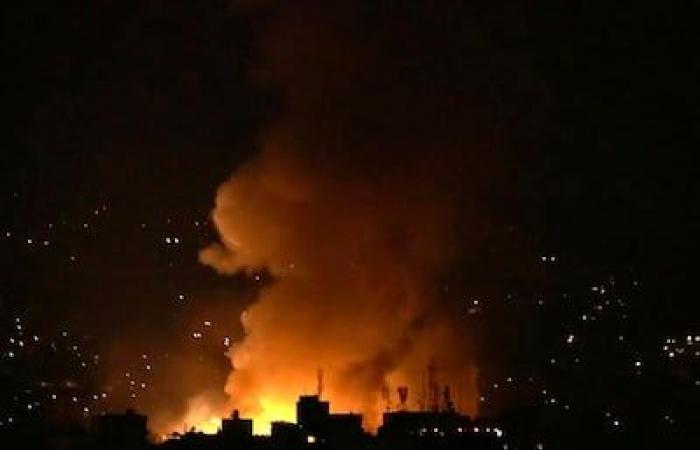 NELLE IMMAGINI | Enormi esplosioni e vampate di fuoco nella periferia di Beirut dopo i raid israeliani