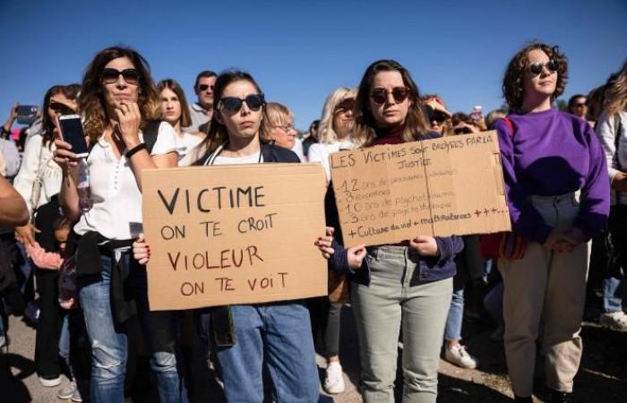 A Mazan, le vittime della violenza marciano in sostegno di Gisèle Pélicot (foto e video)