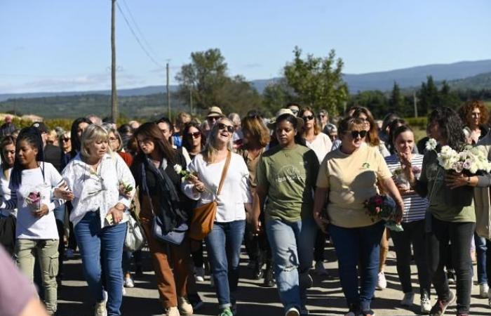 A Mazan, le vittime della violenza marciano in sostegno di Gisèle Pélicot (foto e video)