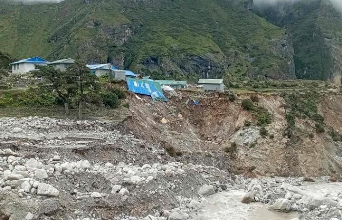 I laghi glaciali minacciano i residenti vicino all’Everest (foto)