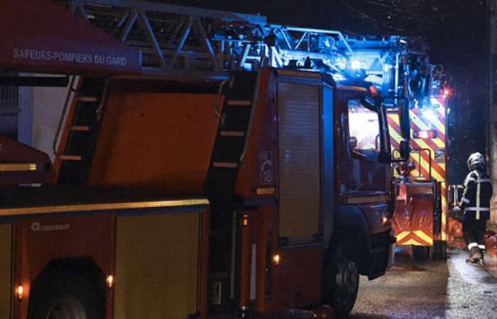 la cappa della cucina prende fuoco, l’edificio evacuato e una famiglia trasferita