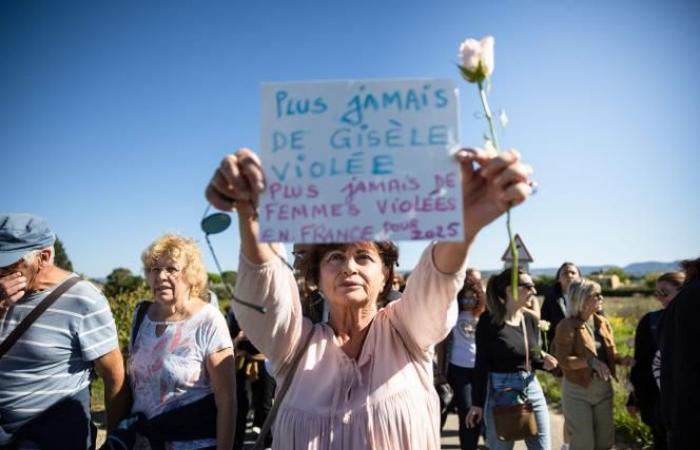 A Mazan, le vittime della violenza marciano in sostegno di Gisèle Pélicot (foto e video)