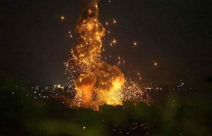 NELLE IMMAGINI | Enormi esplosioni e vampate di fuoco nella periferia di Beirut dopo i raid israeliani