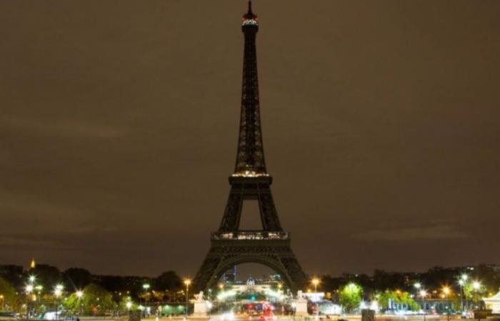 Attentati del 7 ottobre: ​​lunedì sera la Torre Eiffel si è oscurata in omaggio alle vittime