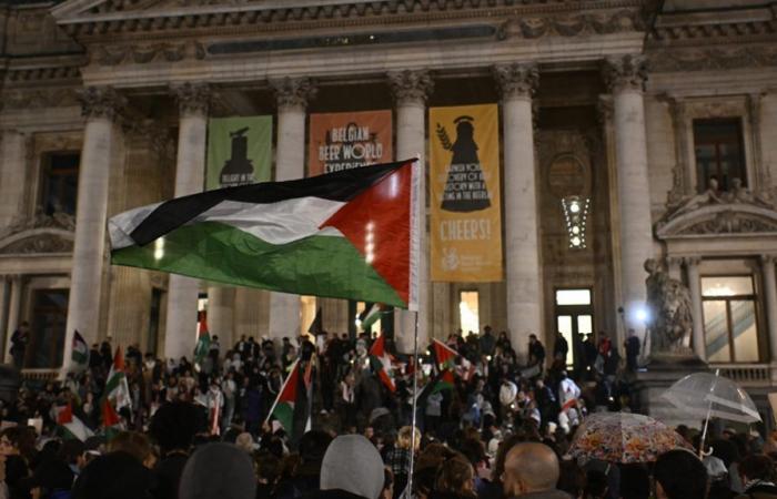 Centinaia di persone davanti alla Borsa di Bruxelles per rendere omaggio alle vittime palestinesi e libanesi