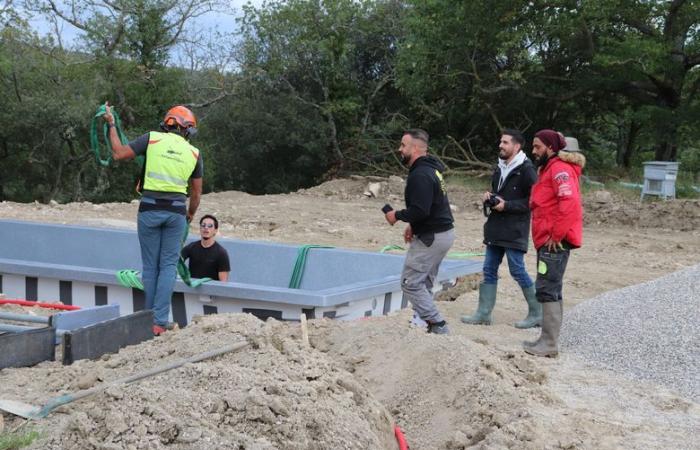 [Vidéo] Anche se la sua casa nell’Aude è di difficile accesso, si fa consegnare la piscina in elicottero