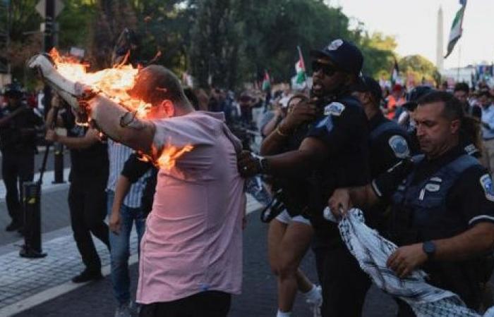 Un uomo tenta di autoimmolarsi durante una protesta