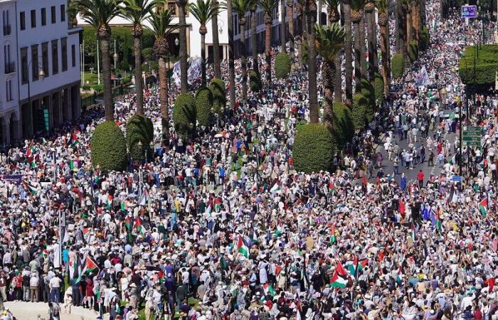 Marea umana a Rabat in una grande marcia a sostegno della Palestina e del Libano