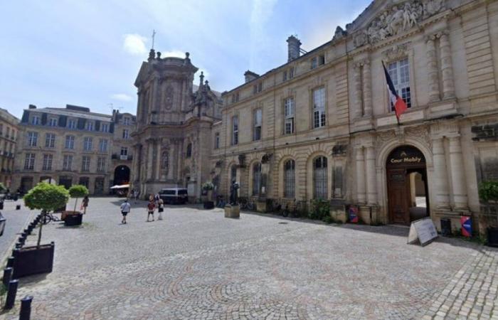 Queste strade di Bordeaux si sono trasformate in uno scenario ottocentesco per le riprese di un film