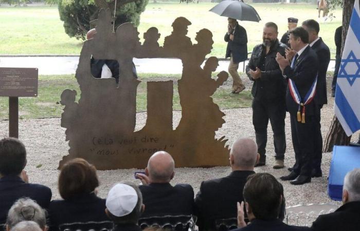 VIDEO – Joann Sfar svela un’opera commemorativa a Nizza, un anno dopo il massacro del 7 ottobre 2023