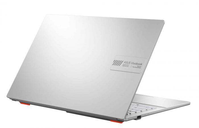 Promo €449 Asus VivoBook Go 15 S1504FA-BQ805W, economico portatile da 15″ argento sottile e leggero AMD Ryzen 5 con SSD da 512 GB, tastiera retroilluminata, biometria + zaino