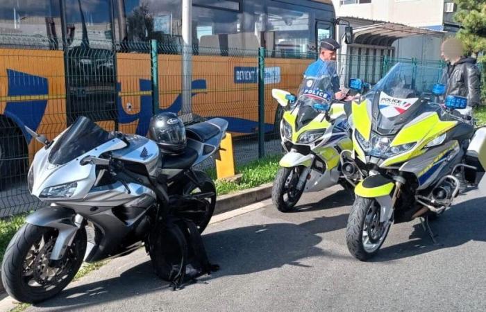 un motociclista sorpreso ad accelerare su questa strada trafficata