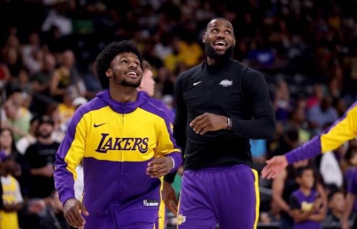 LeBron James e suo figlio Bronny giocano la loro prima partita insieme ai Los Angeles Lakers