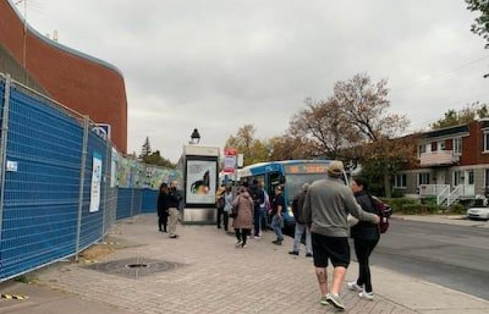 Chiuse 3 stazioni della linea blu: abbiamo testato il servizio navetta STM nelle ore di punta