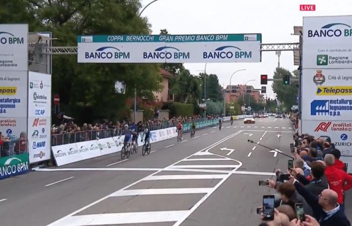 Stan Van Tricht vince in fuga davanti ad Alex Baudin