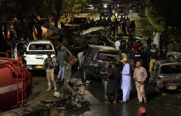 Forte esplosione sulla strada dell’aeroporto di Karachi, Pakistan