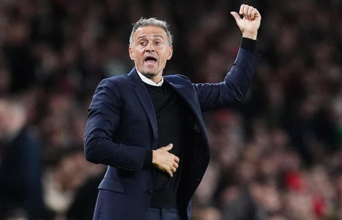 L’enorme rabbia di Luis Enrique nello spogliatoio durante una partita di Champions League (video)