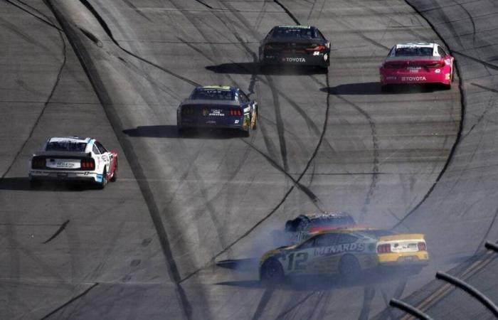 28 le auto coinvolte nel tamponamento Nascar