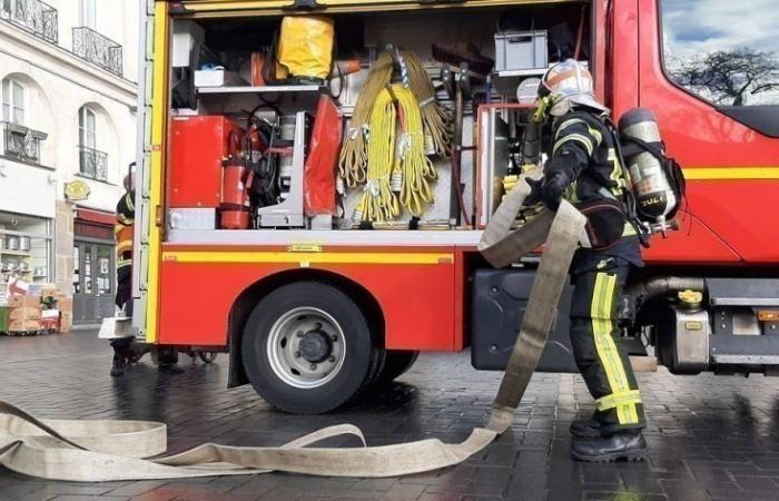 residenti evacuati da un edificio dopo un incendio