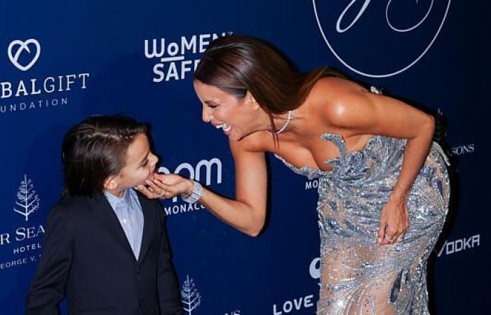 Eva Longoria si gode un gala a Parigi con suo figlio… L’accorato appello di Kate Winslet per i pasti scolastici gratuiti…