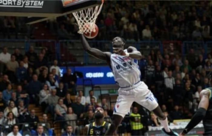 Mouhamed Faye e la Reggiana travolgono Cremonia (77-74) e centrano il primo successo stagionale