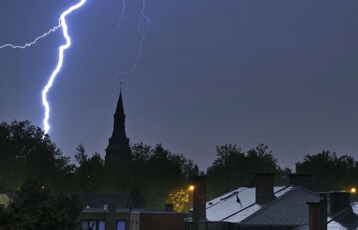 “Un’esplosione all’interno del campanile”, un fulmine colpisce la chiesa del paese durante un violento temporale