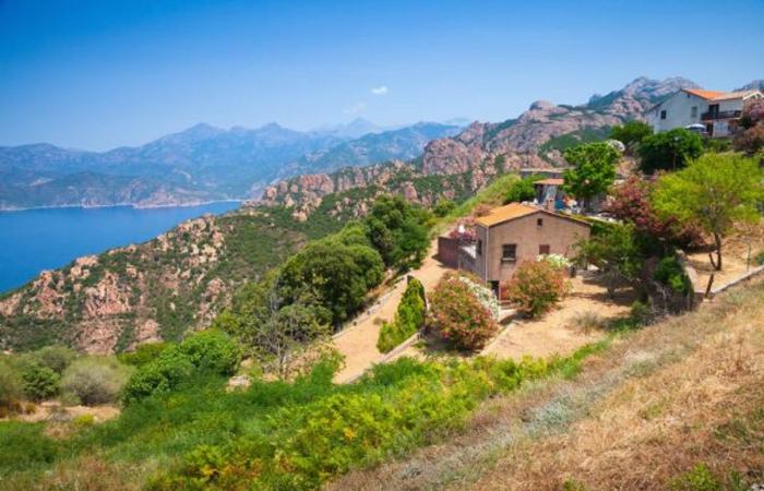 la sua casa segreta immersa nelle montagne della Corsica