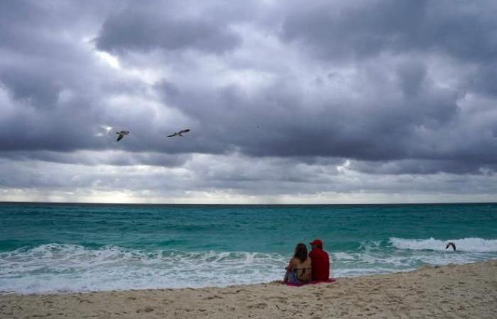 “Se scegli di restare, morirai”: la Florida si prepara ad affrontare l’uragano Milton (foto)