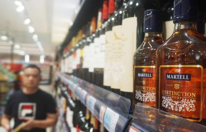 Nel mezzo del conflitto con l’UE sui veicoli elettrici, il Paese si vendica del cognac