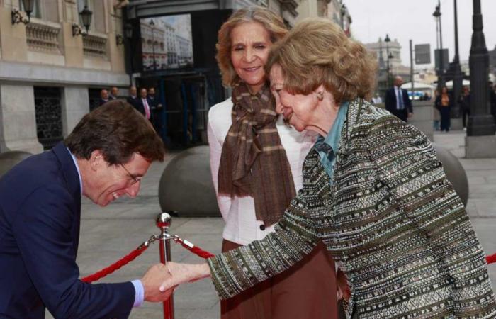 La regina Sofia si riunisce con sua figlia Elena alla cerimonia di premiazione MAPFRE