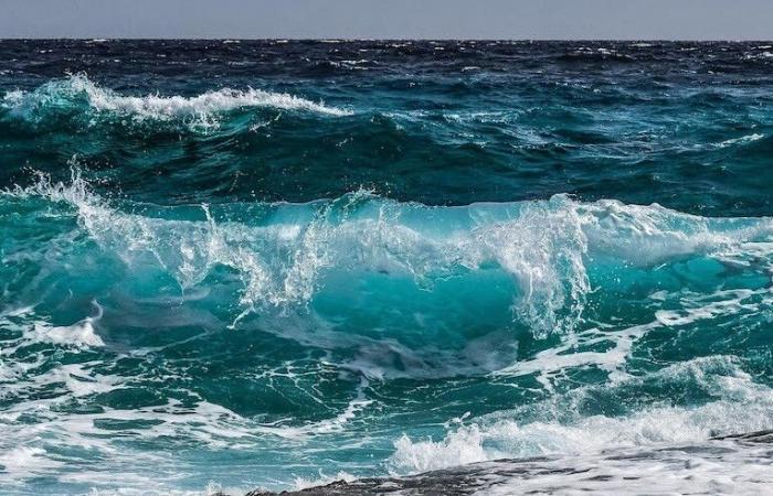 moto ondoso con onde da 2 ma 2,50 m sulla costa, attenzione