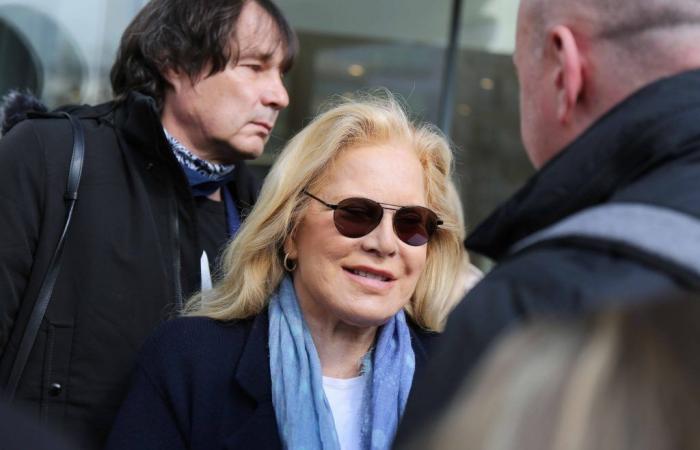 Sylvie Vartan festeggia il ventesimo compleanno di suo nipote Cameron con divertenti foto retrò