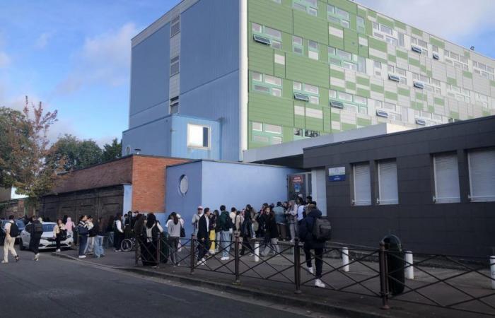 Tourcoing: niente lezioni al liceo di Sévigné dopo l’aggressione a un’insegnante da parte di una studentessa che non voleva togliersi il velo