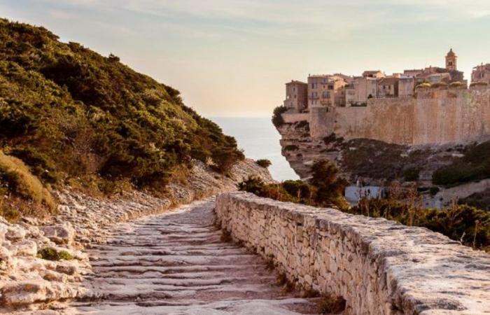 la sua casa segreta immersa nelle montagne della Corsica