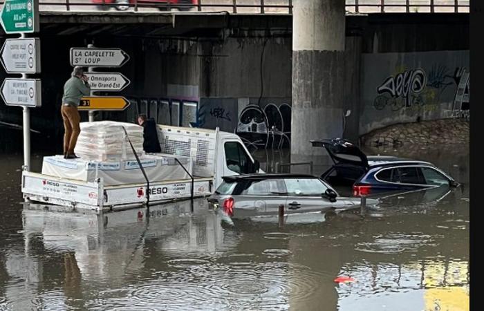 Quartieri allagati, automobili sott’acqua, piogge torrenziali, accumuli fino a 70 mm: immagini impressionanti delle alluvioni a Marsiglia