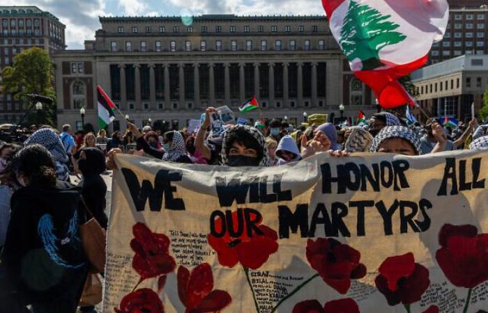 Attivisti filo-palestinesi gridano alla Columbia mentre gli studenti celebrano il primo anno dall’attacco del 7 ottobre