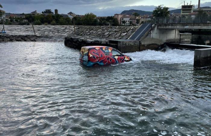 Cosa ci fa questo veicolo commerciale completamente ricoperto di graffiti nelle bianche acque di Millau?