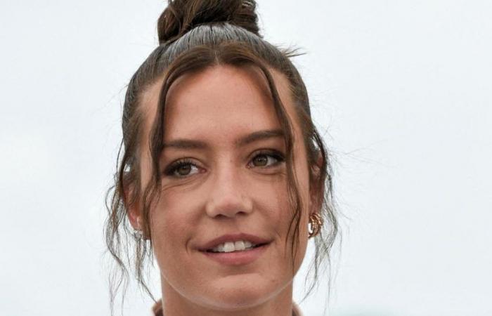 Adèle Exarchopoulos senza trucco ma con un cerotto anti-brufolo sul cuore promuove L’Amour ouf