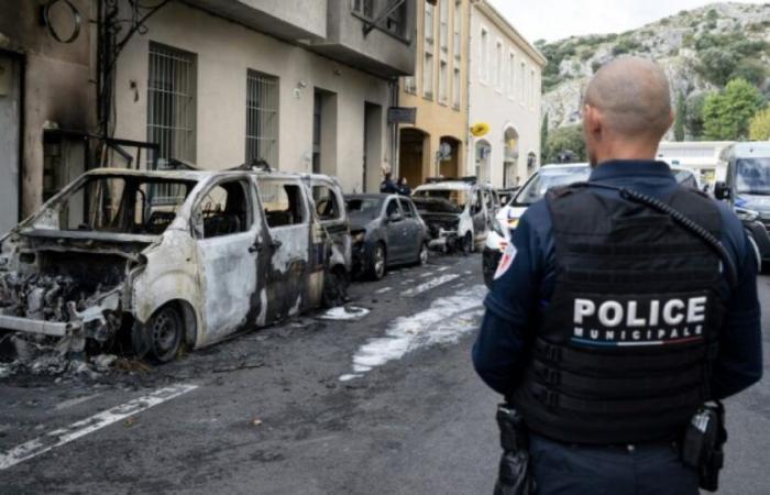 CRS 81 a Cavaillon dopo l’incendio di quattro auto della polizia: Notizie