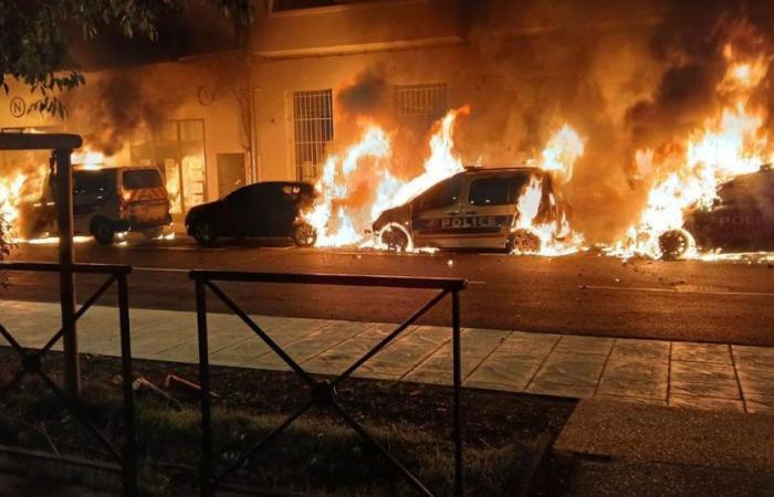 diverse auto della polizia sono bruciate e la stazione di polizia di Cavaillon evacuata