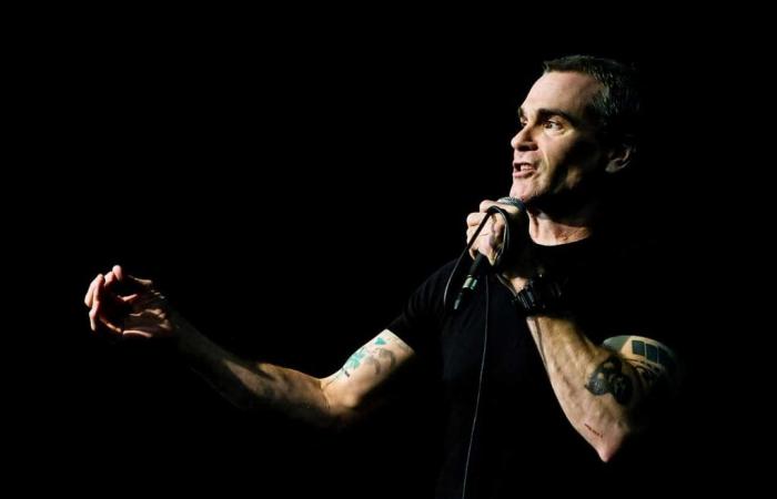 Henry Rollins spiega perché non tornerà sul palco nonostante la sua leggendaria carriera