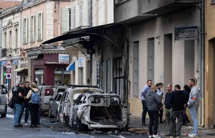 quattro auto della polizia hanno dato fuoco davanti alla questura, nel bel mezzo di un’operazione antidroga