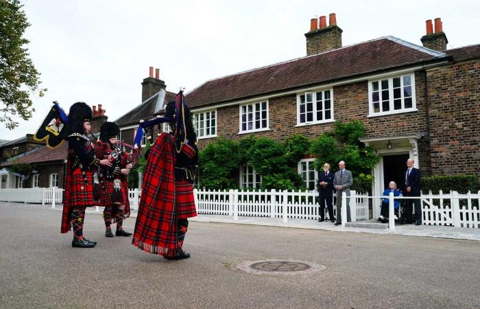 Apparizione a sorpresa del Duca di Kent con la moglie per festeggiare il suo 89° compleanno al suono delle cornamuse con Lord Nicholas Windsor e il Principe Michael