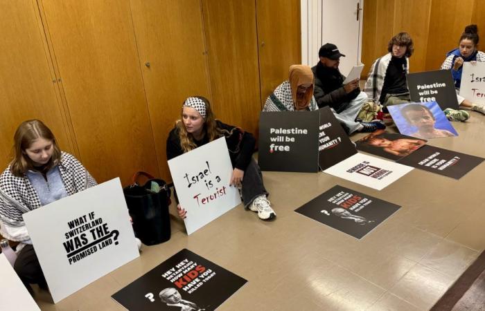 Sit-in di studenti filo-palestinesi davanti al rettorato