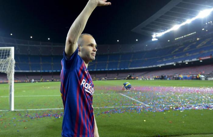 Applauso finale per lo spagnolo Andres Iniesta