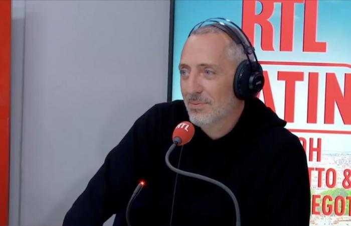 “Lei ti scalda un po’”: flirtato in diretta radiofonica, Gad Elmaleh fa bella figura ma non sa più da che parte stare